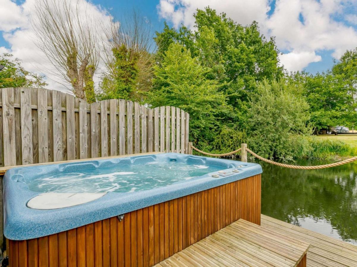 16Th Century Cartlodge With Private Hot Tub Diss Exteriör bild